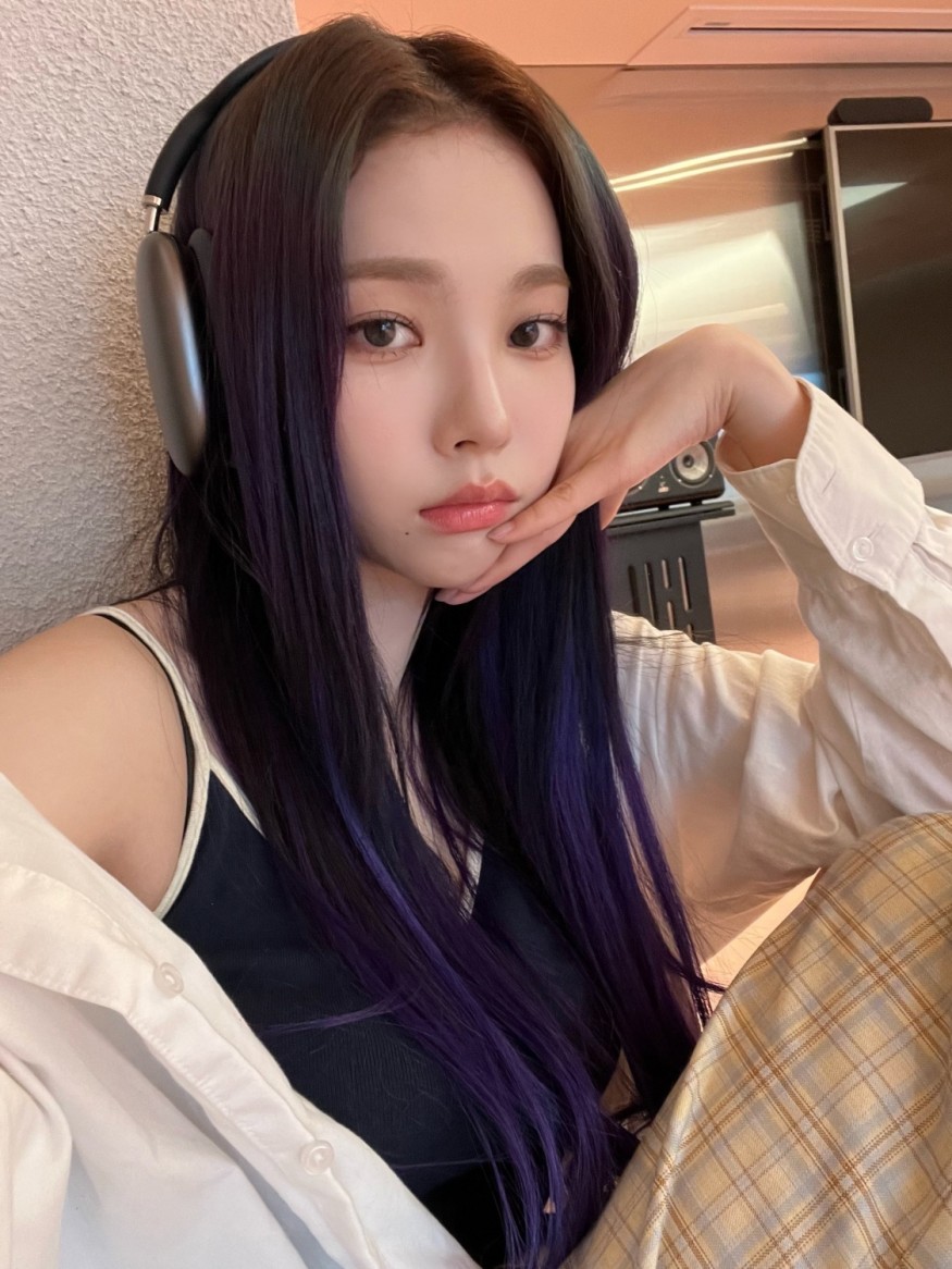 Aespa Karina, how small your face... it's the same as 'headset size'