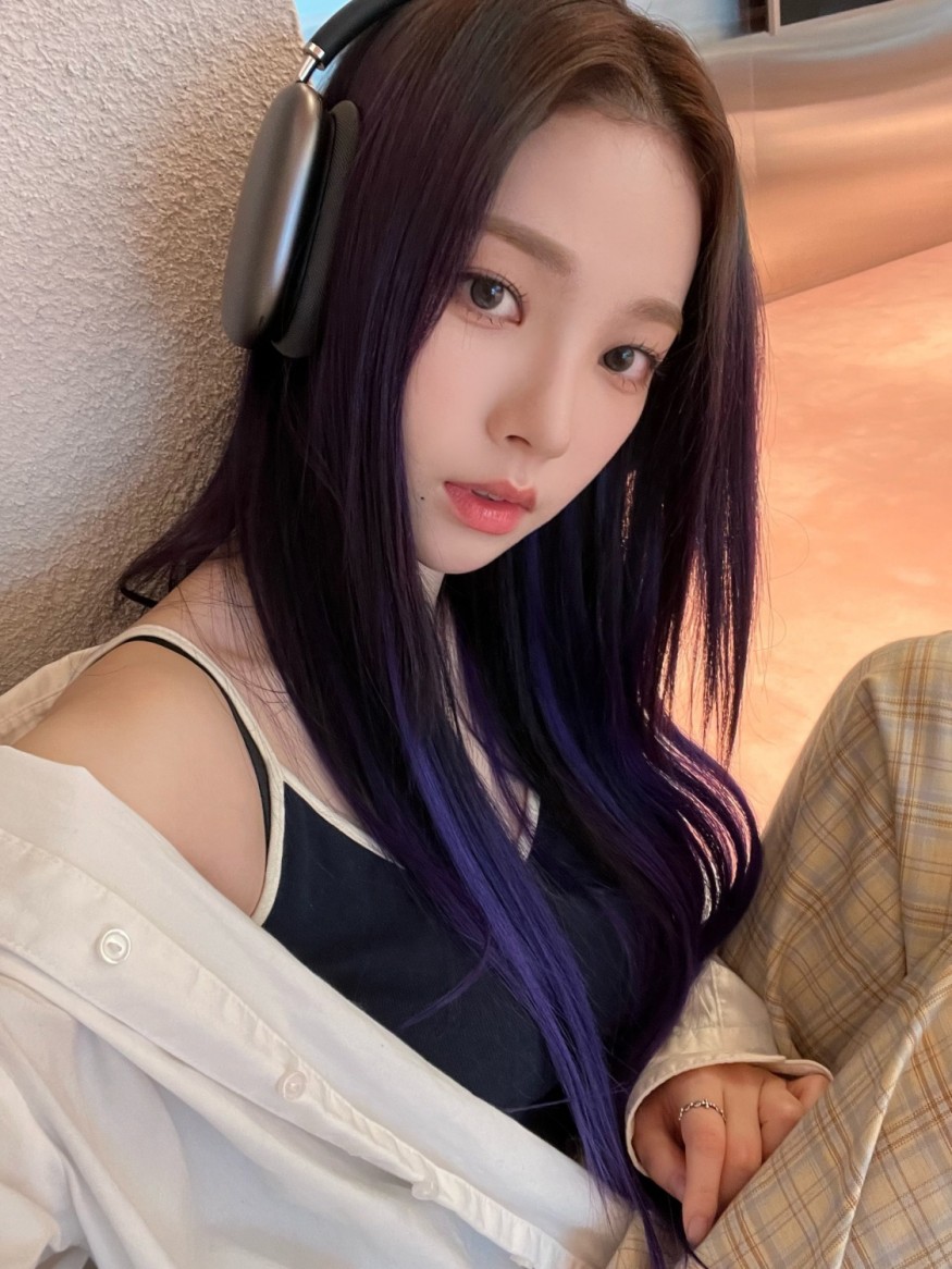 Aespa Karina, how small your face... it's the same as 'headset size'