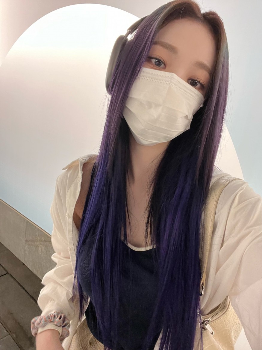 Aespa Karina, how small your face... it's the same as 'headset size'