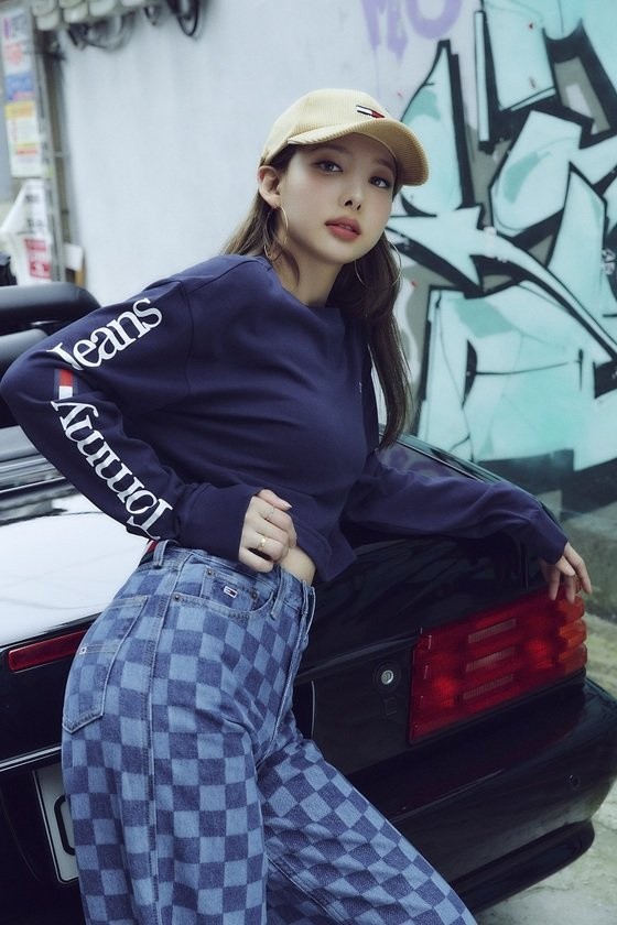 Nayeon, a slim waist revealed in crop top fashion... reverse sexy