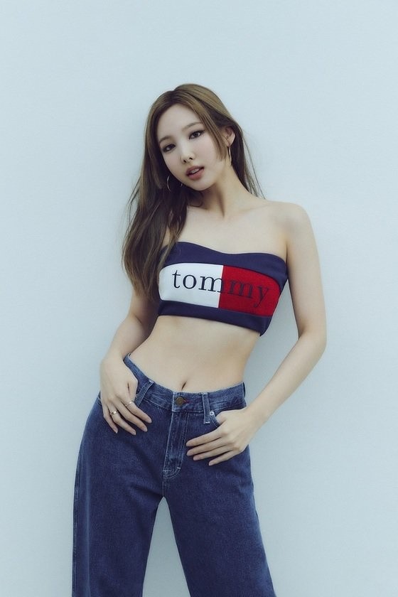 Nayeon, a slim waist revealed in crop top fashion... reverse sexy
