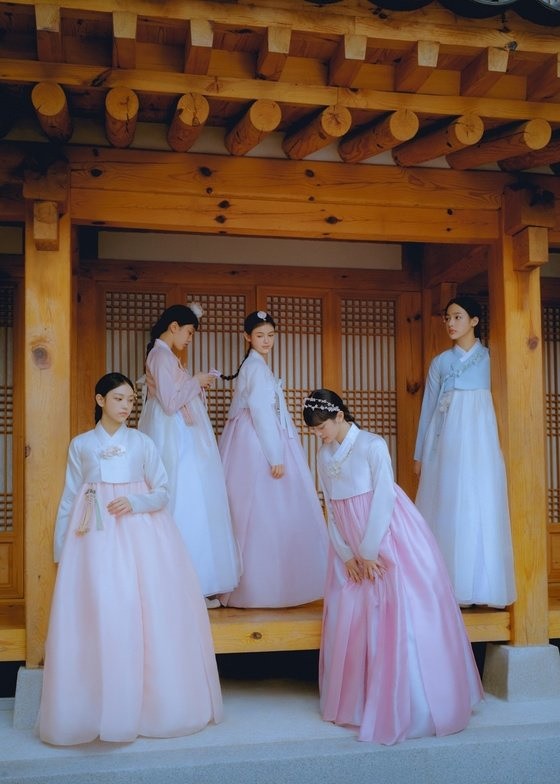 NewJeans, Chuseok greetings with elegant hanbok "Happy holidays"