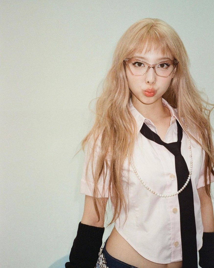 TWICE Nayeon, proud of her waist in a cropped shirt.. S-line body