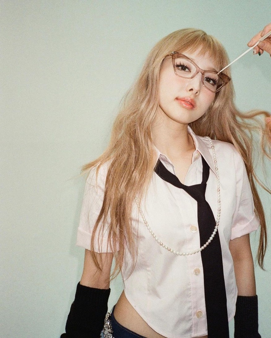 TWICE Nayeon, proud of her waist in a cropped shirt.. S-line body