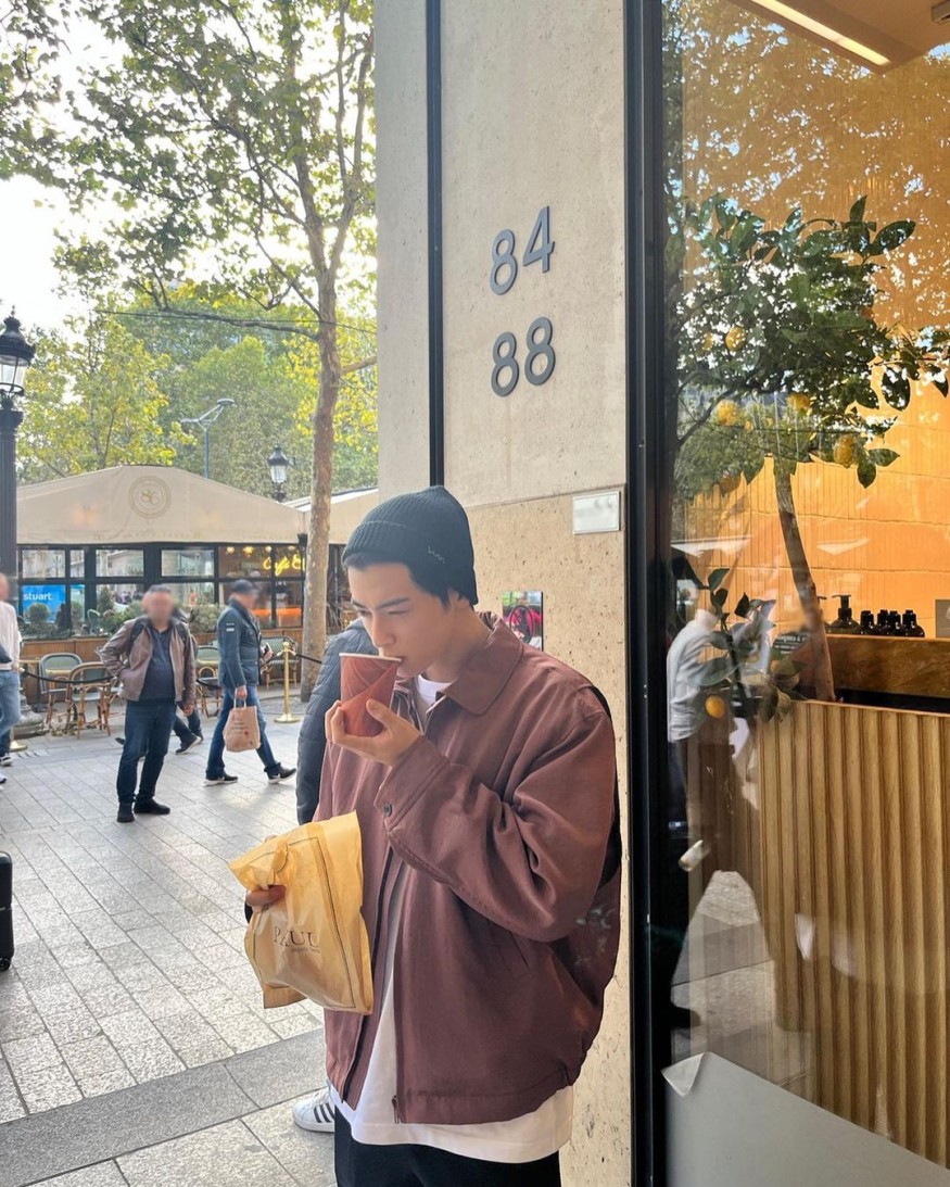 Cha Eun-woo, a true Parisian street walk... "This is happiness"