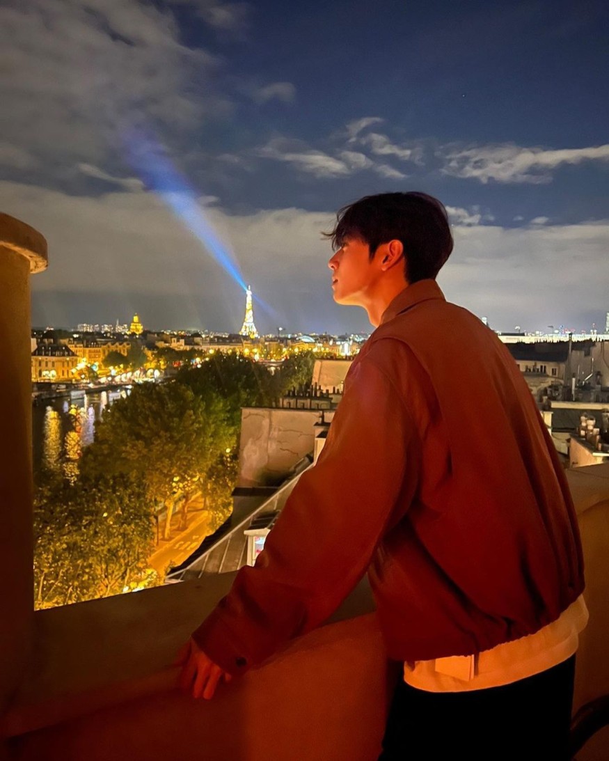 Cha Eun-woo, a true Parisian street walk... "This is happiness"