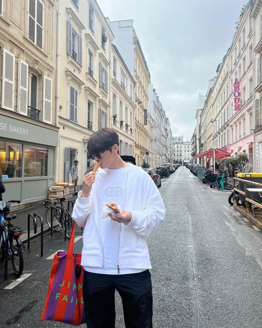 Cha Eun-woo, a true Parisian street walk... "This is happiness"