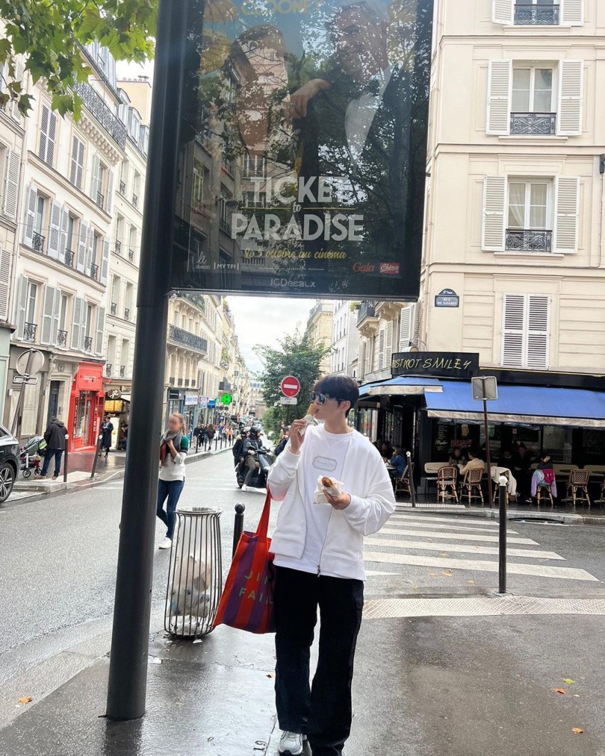 Cha Eun-woo, a true Parisian street walk... "This is happiness"