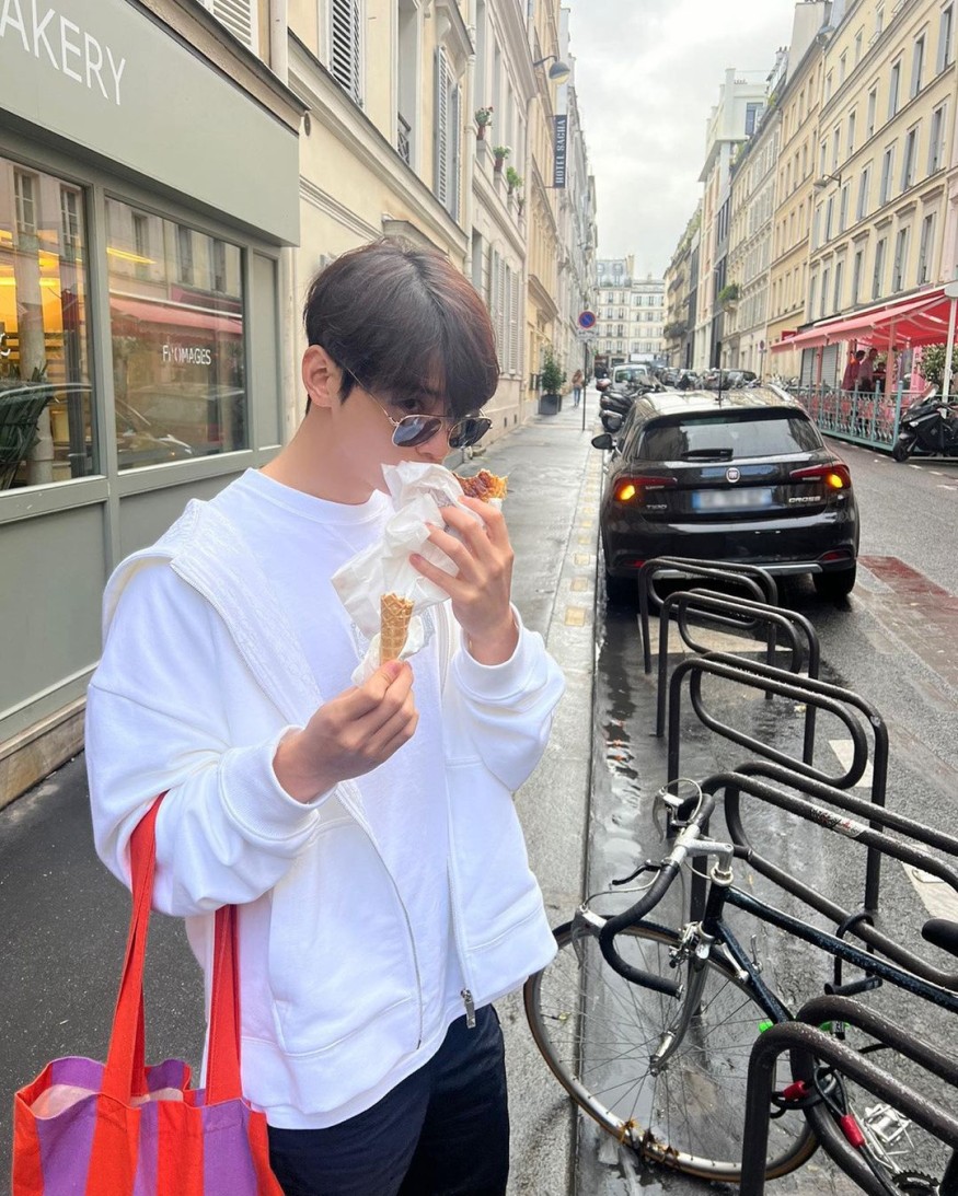 Cha Eun-woo, a true Parisian street walk... "This is happiness"