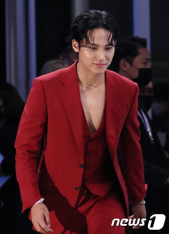 Seventeen Mingyu is drawing a lovely heart at the Cartier Maison Cheongdam re-opening commemorative party held at the Seoul Wave Art Center on the 6th.