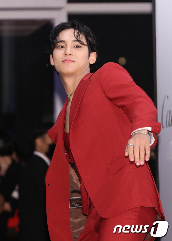 Seventeen Mingyu is drawing a lovely heart at the Cartier Maison Cheongdam re-opening commemorative party held at the Seoul Wave Art Center on the 6th.