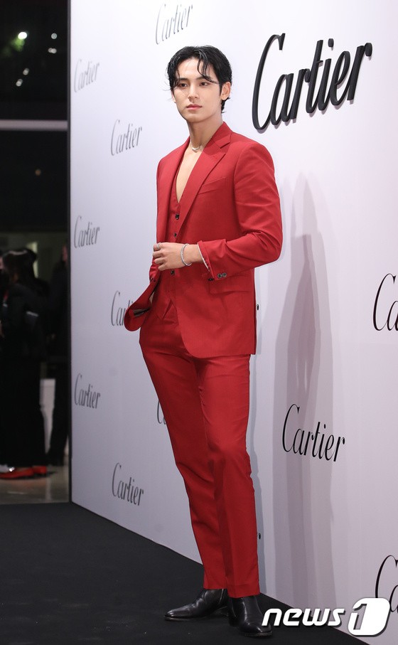 Seventeen Mingyu is drawing a lovely heart at the Cartier Maison Cheongdam re-opening commemorative party held at the Seoul Wave Art Center on the 6th.