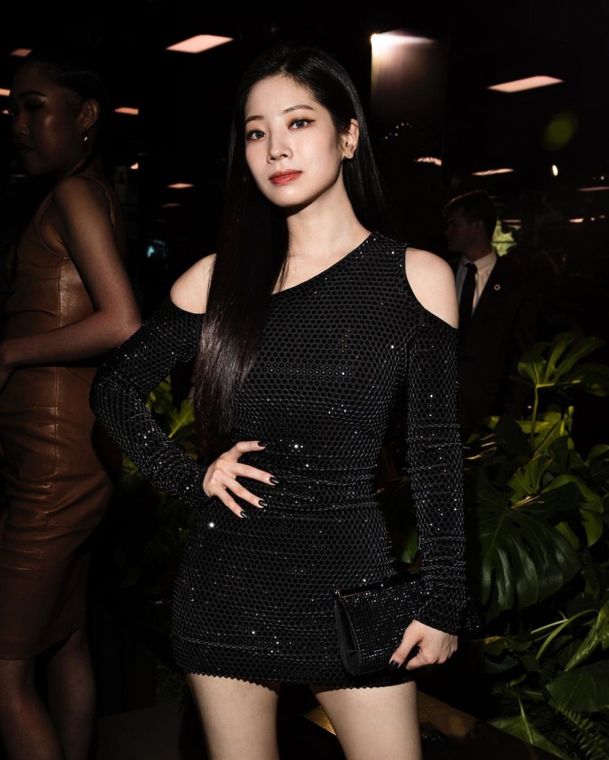 TWICE Dahyun X Momo, boldly cropped look.. Even if she is skinny like this, her abs are clear.