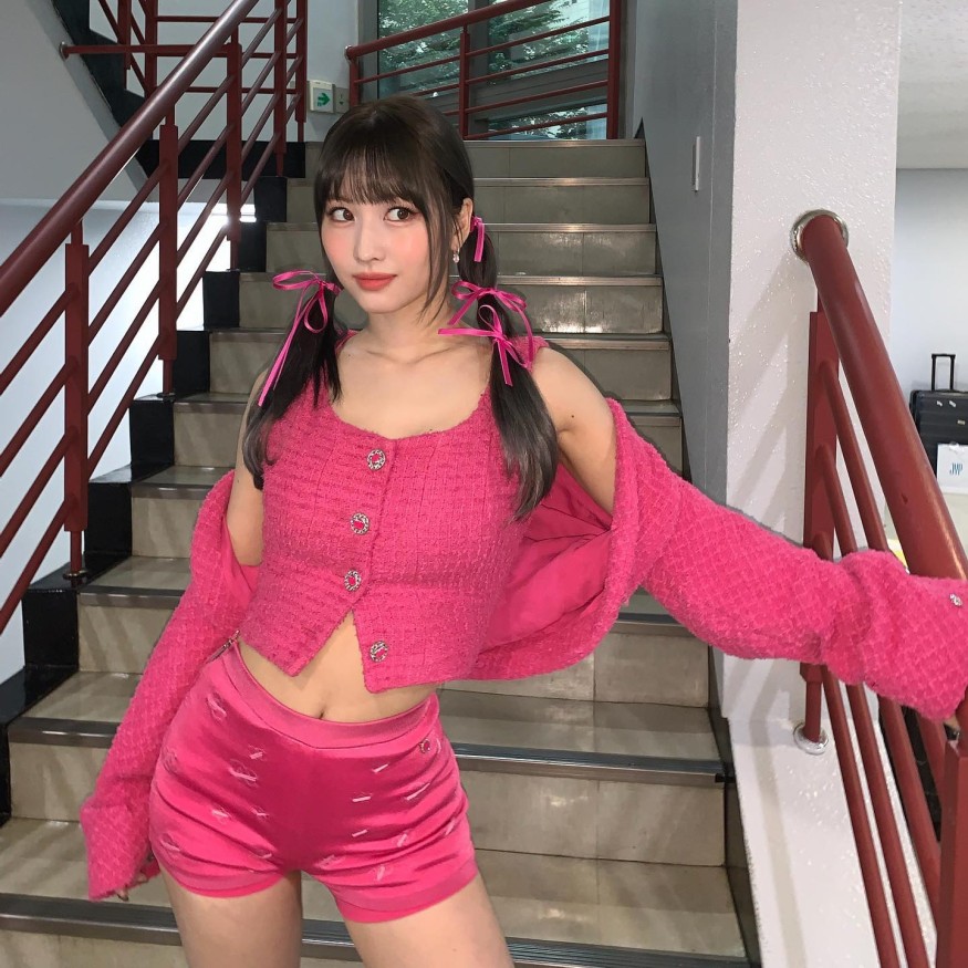 TWICE Dahyun X Momo, boldly cropped look.. Even if she is skinny like this, her abs are clear.