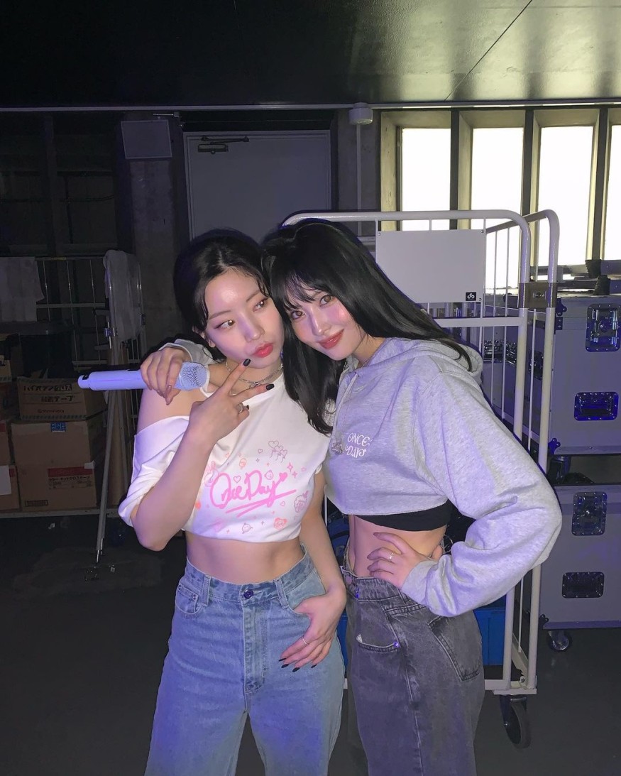 TWICE Dahyun X Momo, boldly cropped look.. Even if she is skinny like this, her abs are clear.