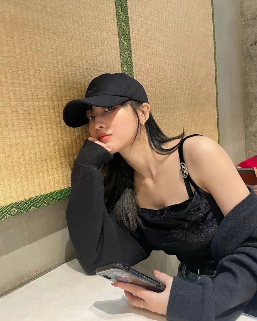 TWICE Dahyun X Momo, boldly cropped look.. Even if she is skinny like this, her abs are clear.