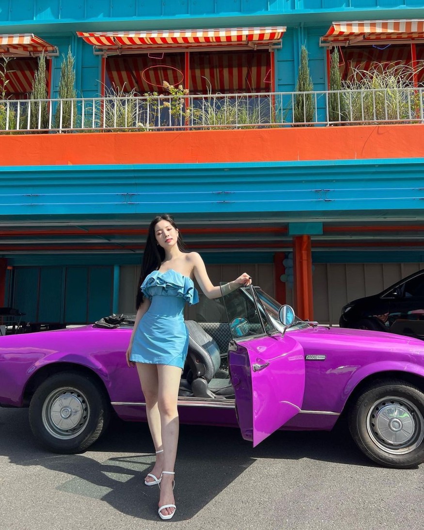 TWICE Dahyun X Momo, boldly cropped look.. Even if she is skinny like this, her abs are clear.