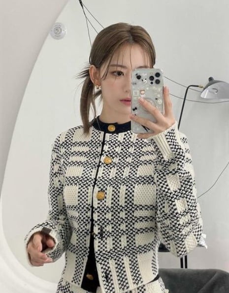 Le Sserafim Sakura, a good work look for office workers OOTD