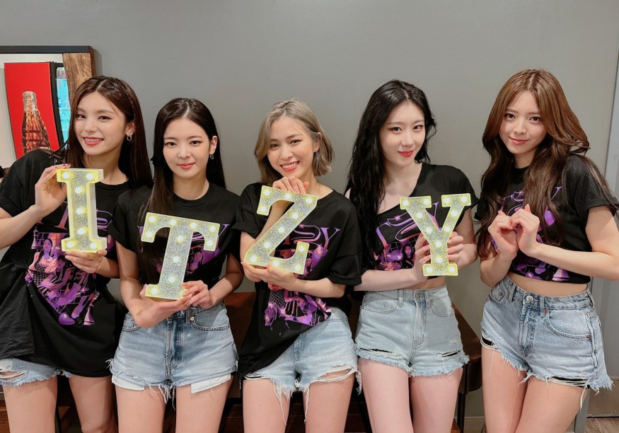 ITZY Yeji, the first runner in individual photos for the new album 'CHESHIRE'... dodo charm