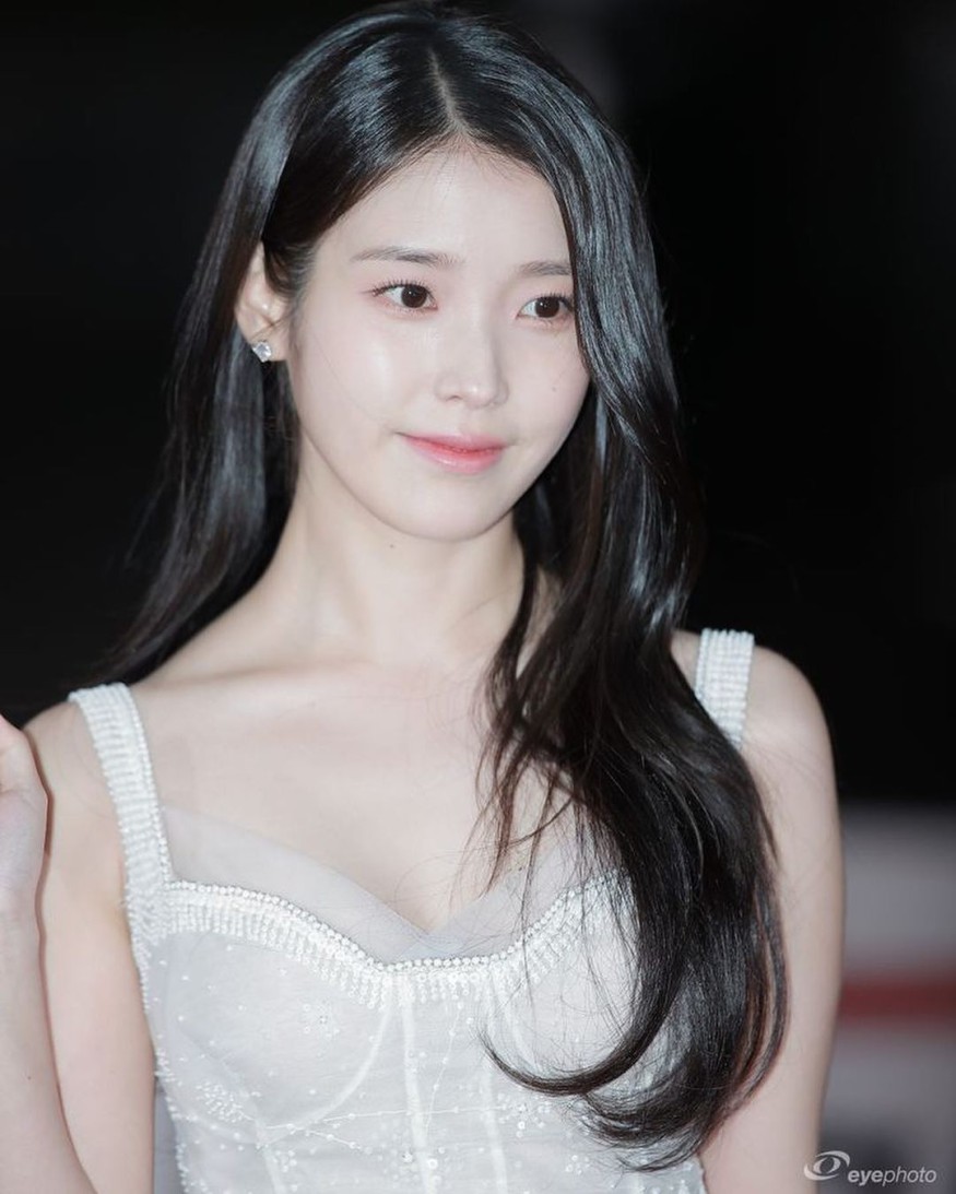 IU, in a pure white dress... Blue Dragon Film Awards Popularity Award Trophy