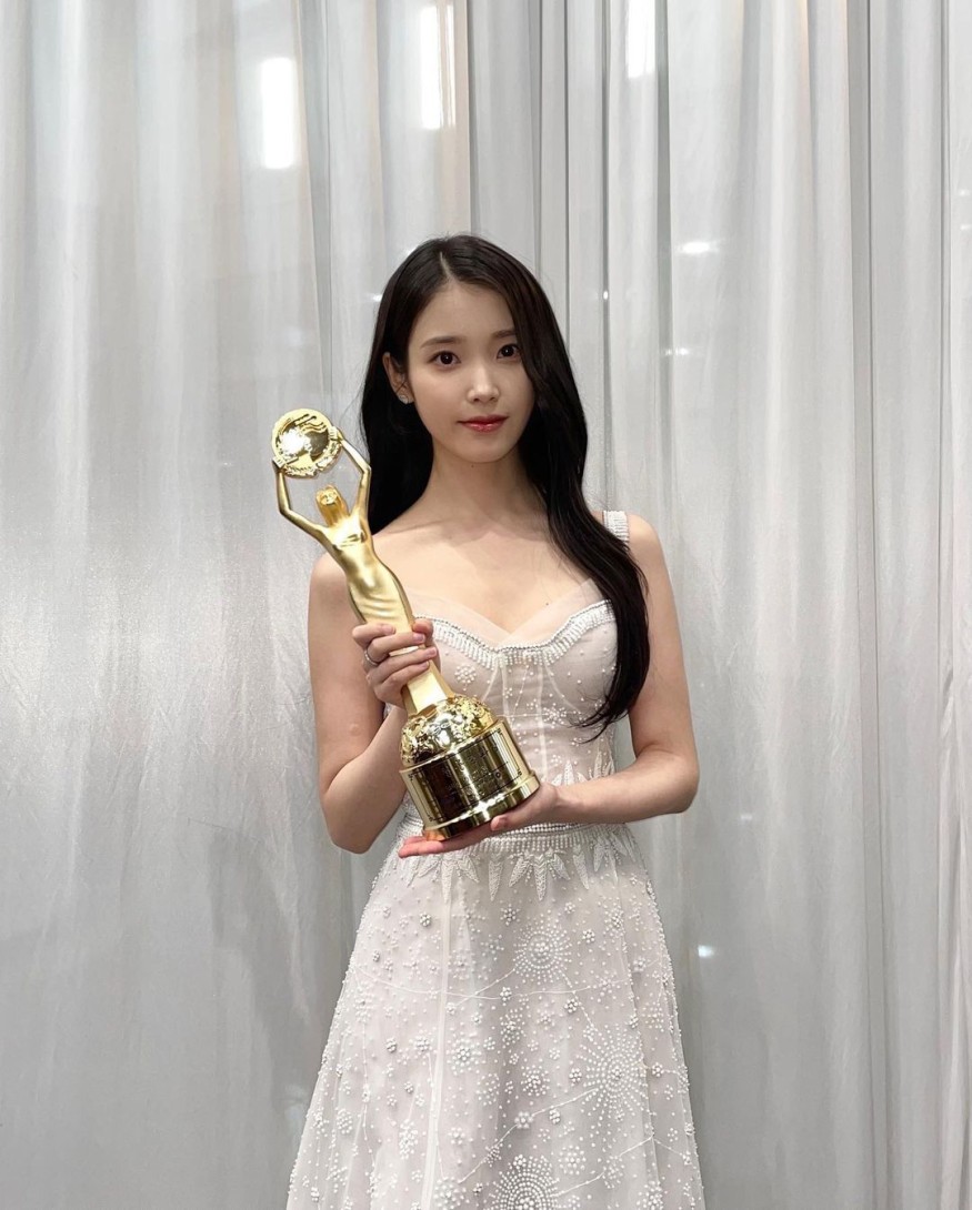 IU, in a pure white dress... Blue Dragon Film Awards Popularity Award Trophy
