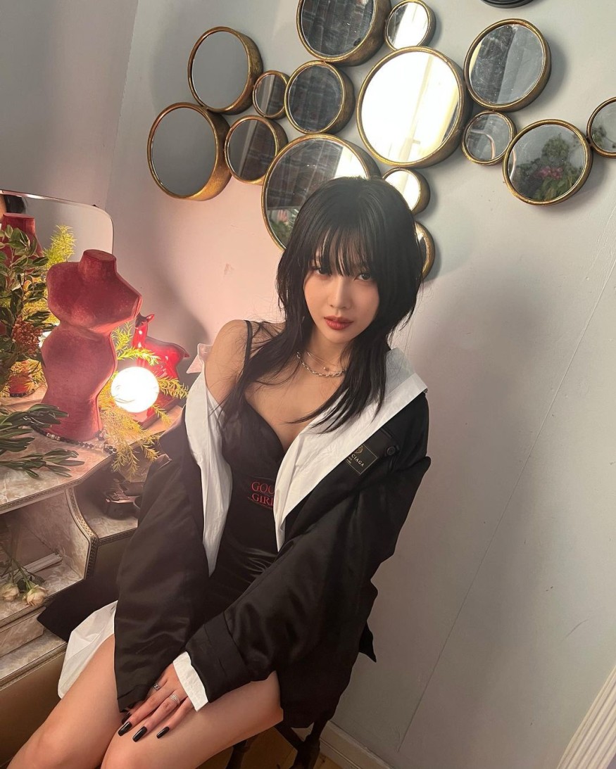 Red Velvet Joy, a close-up lingerie look.. hip but sexy