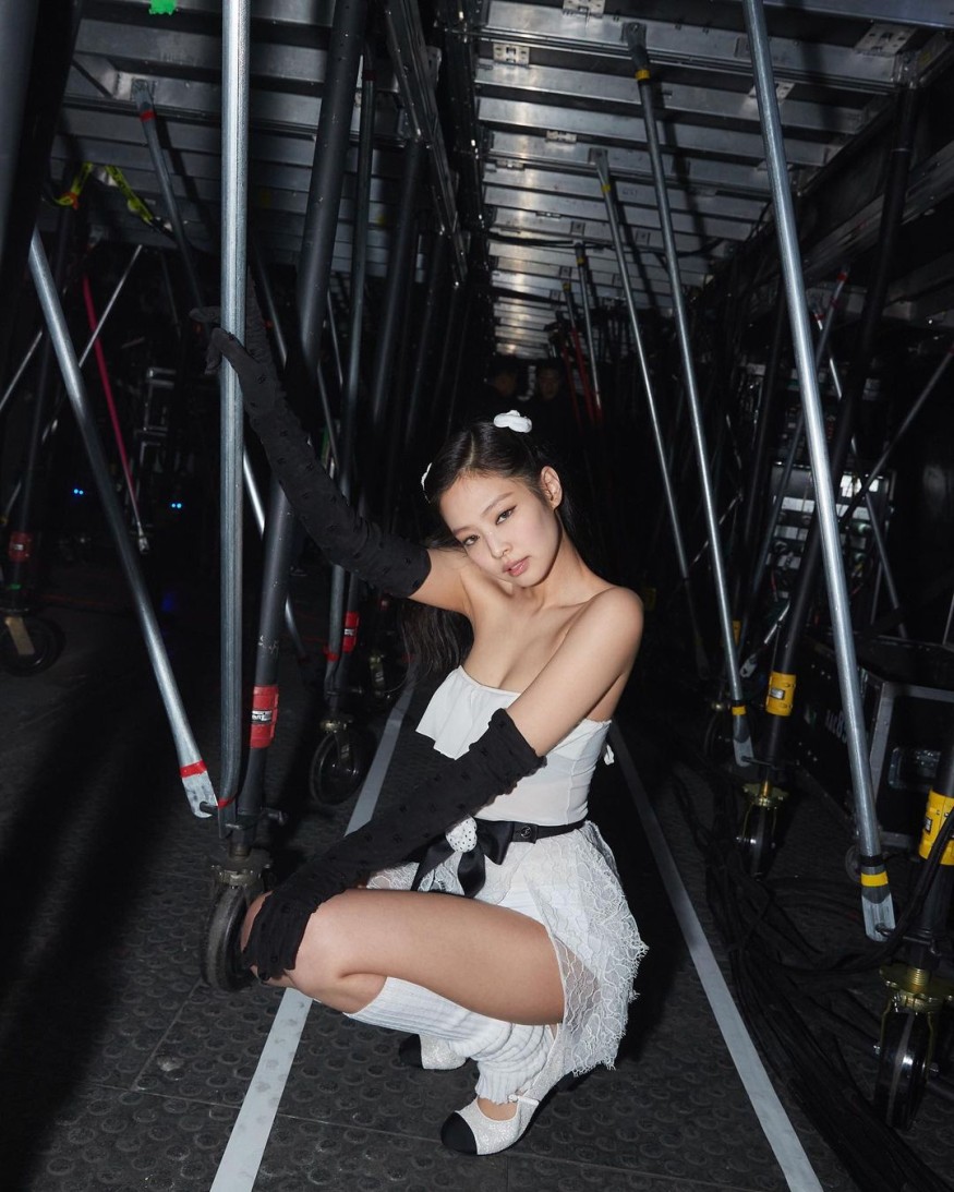 Jennie, abs… Ant waist fit in a denim skirt