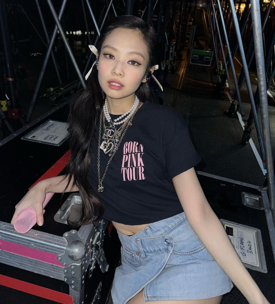 Jennie, abs… Ant waist fit in a denim skirt