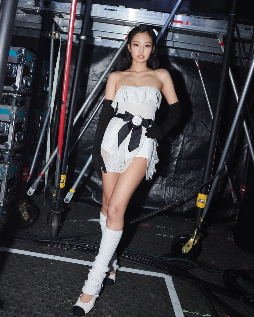 Jennie, abs… Ant waist fit in a denim skirt