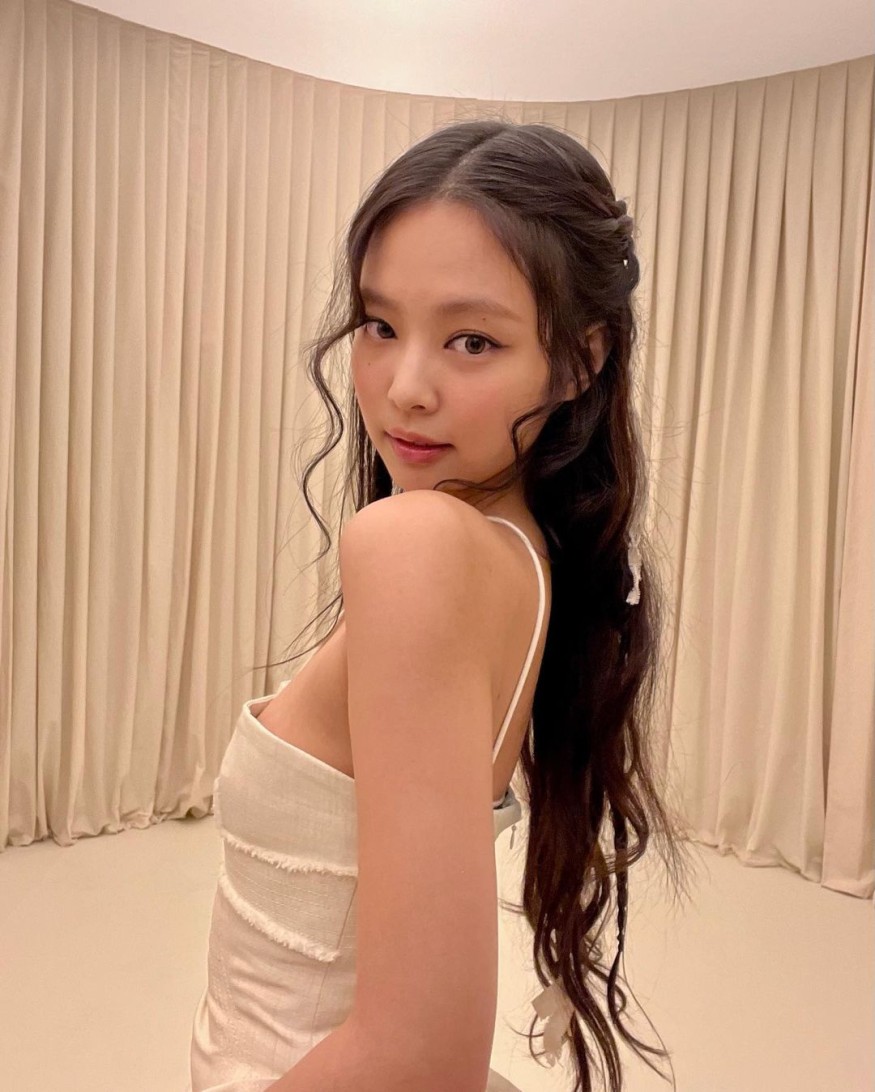 Jennie, abs… Ant waist fit in a denim skirt