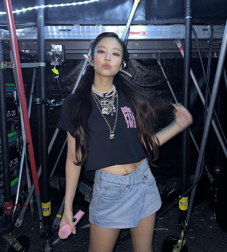 Jennie, abs… Ant waist fit in a denim skirt