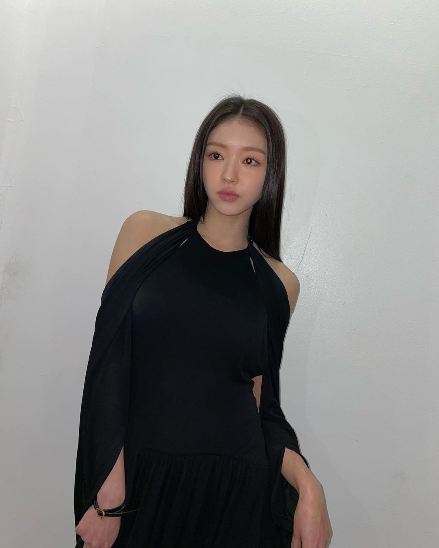 OH MY GIRL YooA, I thought I was a mannequin.. Unrealistic body