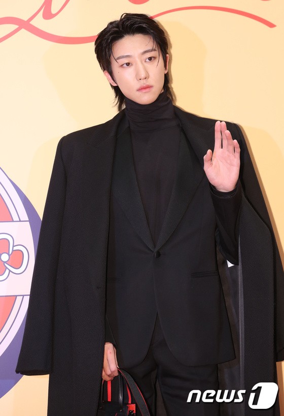 Seventeen The8, a chic hand greeting