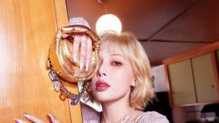 Singer HyunA and Dawn, who were the official idol couple, reunited. Dawn was hit hard by the fact that she was nesting in her new agency.