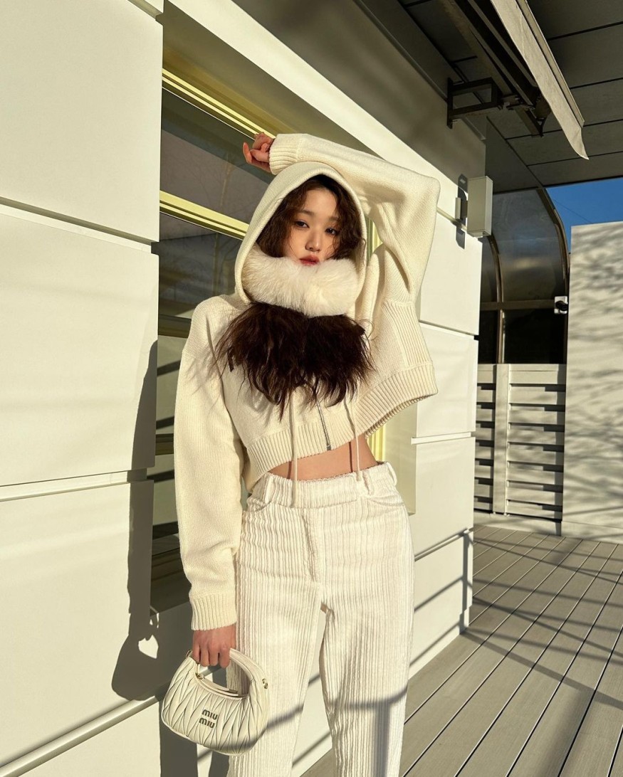 IVE Jang Won-young, the waist of the pants is left behind.. Wearing a cropped top, rabbit charm