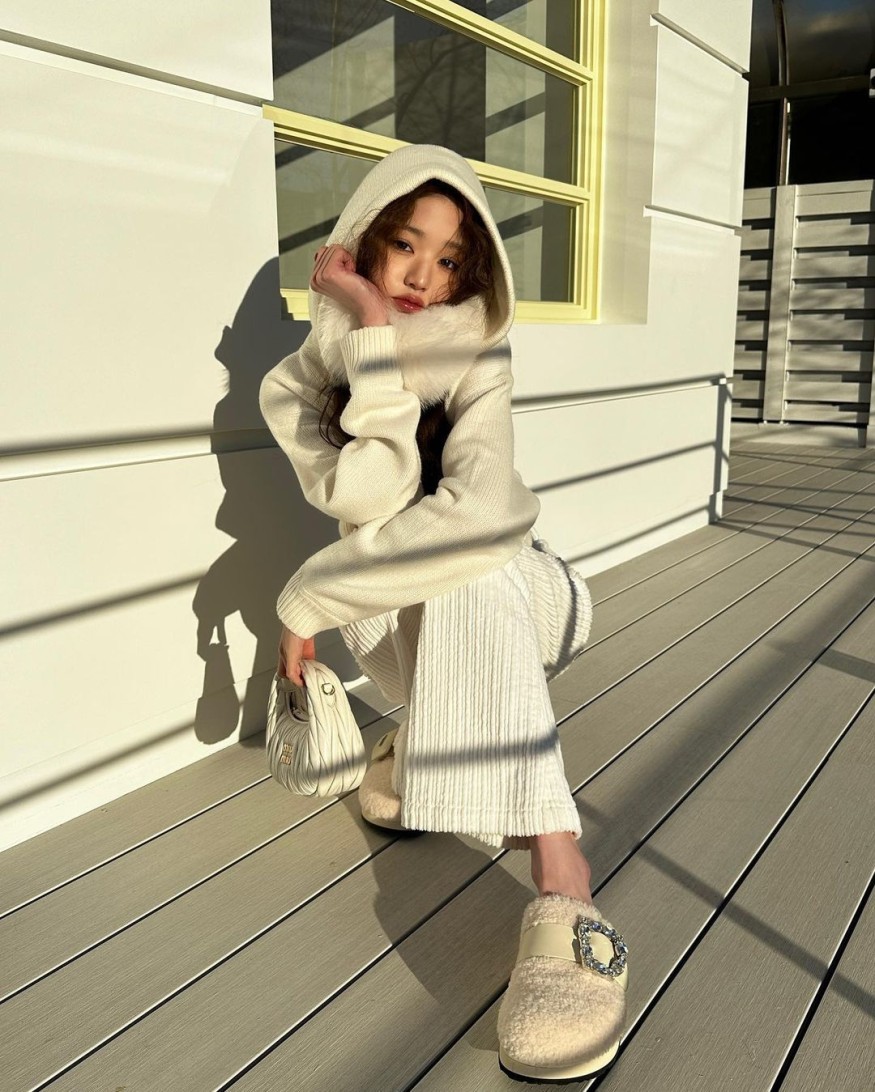 IVE Jang Won-young, the waist of the pants is left behind.. Wearing a cropped top, rabbit charm