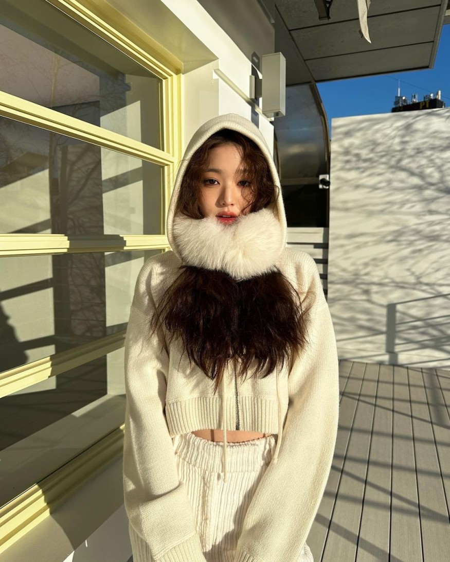 IVE Jang Won-young, the waist of the pants is left behind.. Wearing a cropped top, rabbit charm