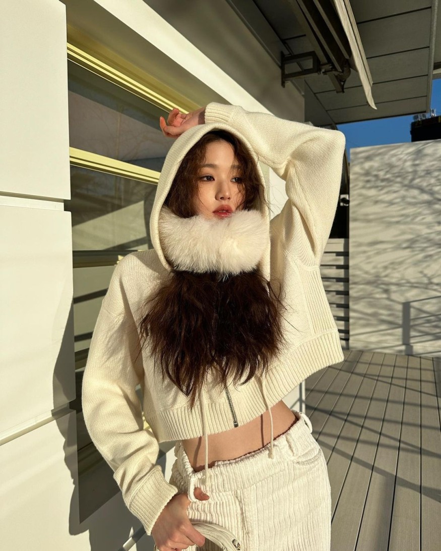 IVE Jang Won-young, the waist of the pants is left behind.. Wearing a cropped top, rabbit charm