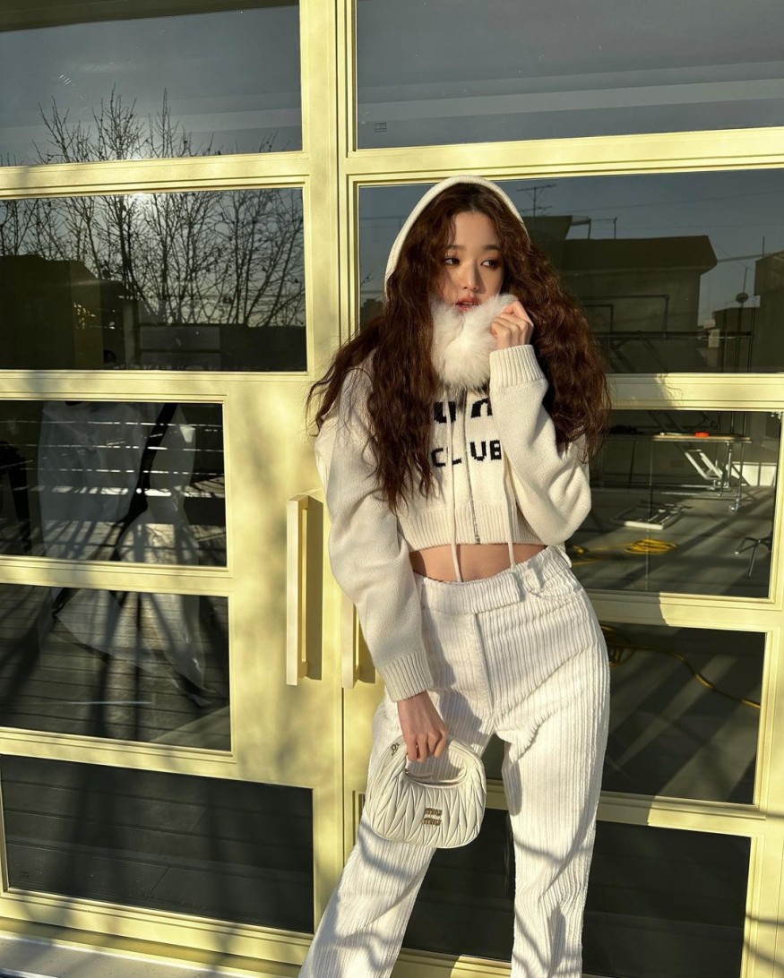 IVE Jang Won-young, the waist of the pants is left behind.. Wearing a cropped top, rabbit charm
