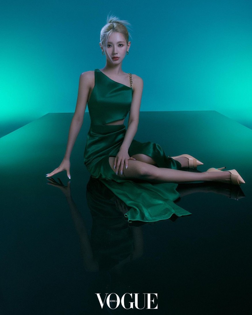 (G)I-DLE MIYEON pictorial, flaunting leg lines from sensual poses