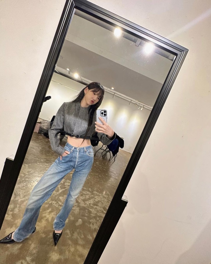 SNSD Taeyeon, long straight hair + pointed shoes... 'Heartbeat' visual