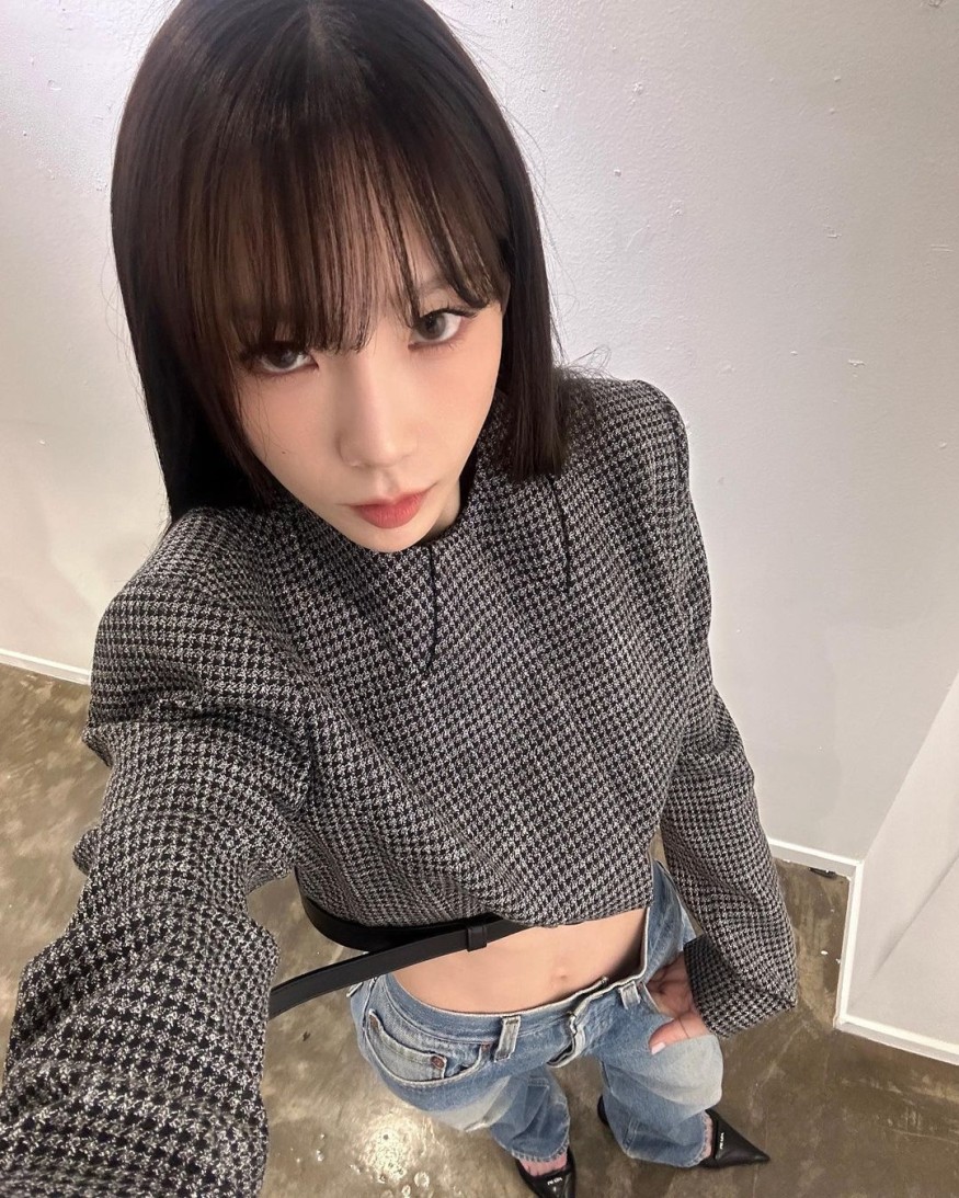 SNSD Taeyeon, long straight hair + pointed shoes... 'Heartbeat' visual