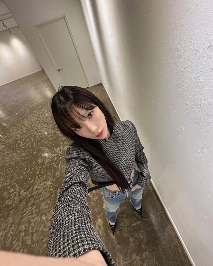SNSD Taeyeon, long straight hair + pointed shoes... 'Heartbeat' visual