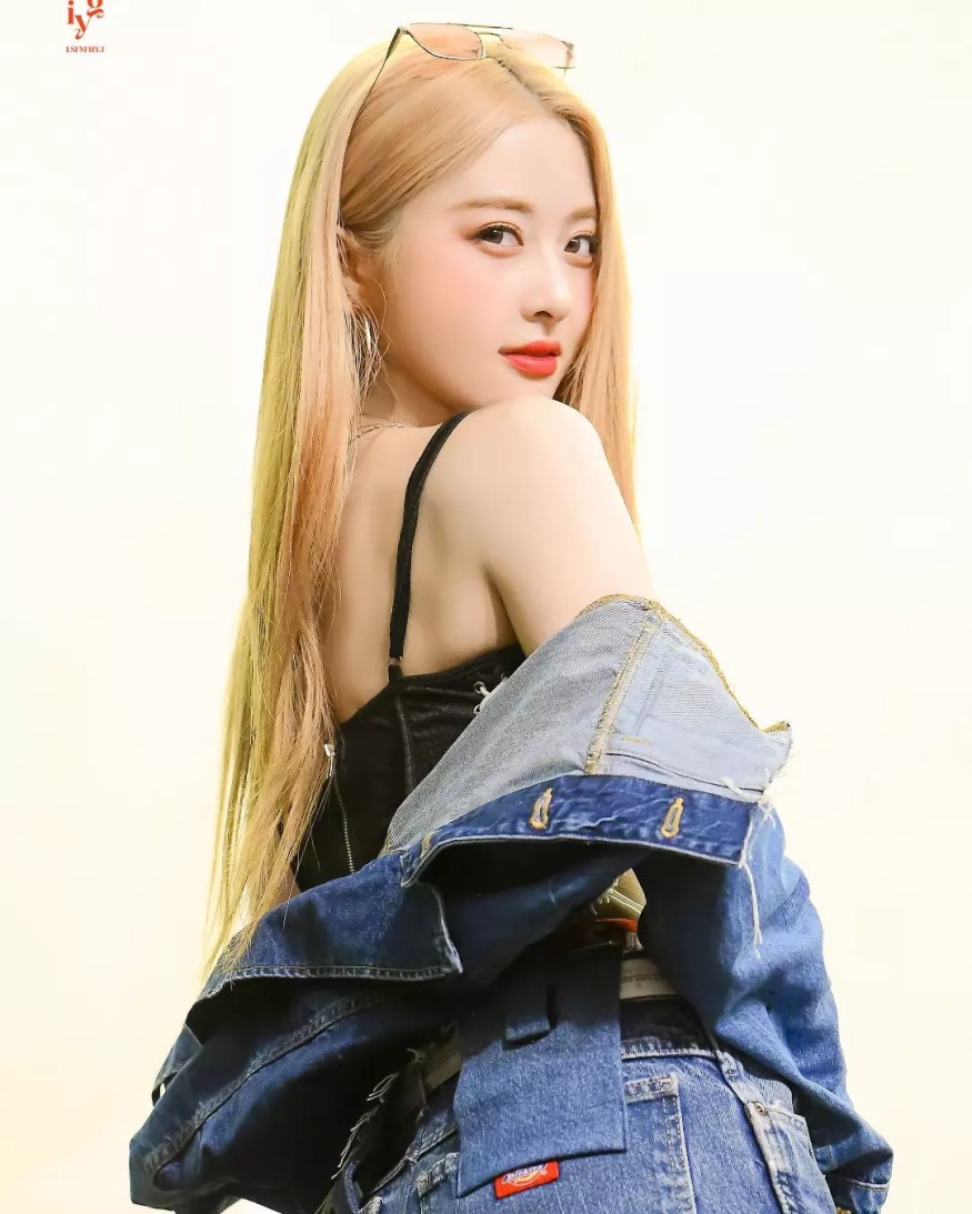 LE SSERAFIM Huh Yun-jin, suitable for cell phone background… Innocent beauty full of screen