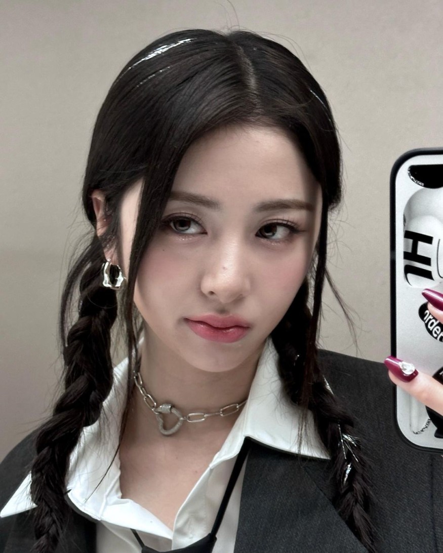 LE SSERAFIM Huh Yun-jin, suitable for cell phone background… Innocent beauty full of screen