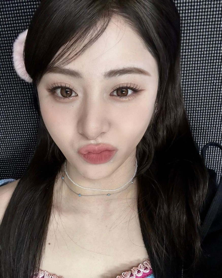 LE SSERAFIM Huh Yun-jin, suitable for cell phone background… Innocent beauty full of screen
