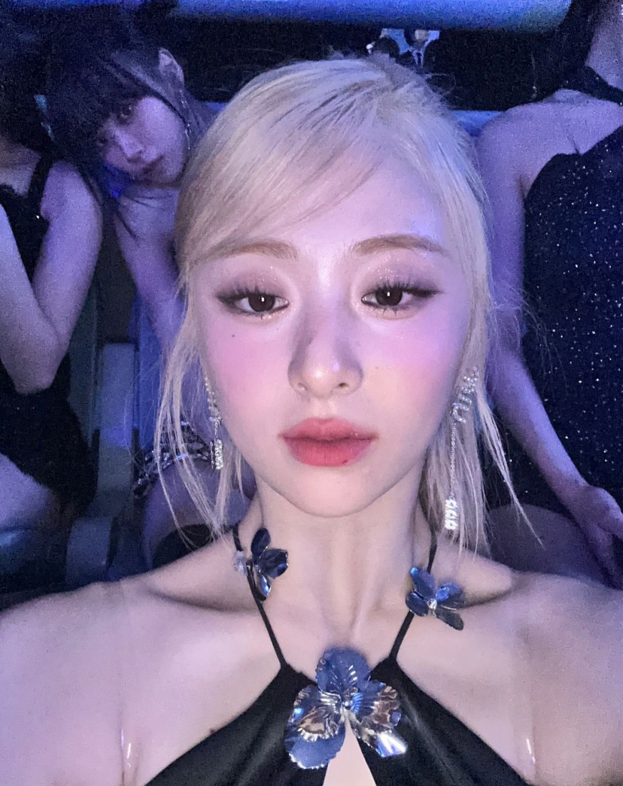 LE SSERAFIM Huh Yun-jin, suitable for cell phone background… Innocent beauty full of screen