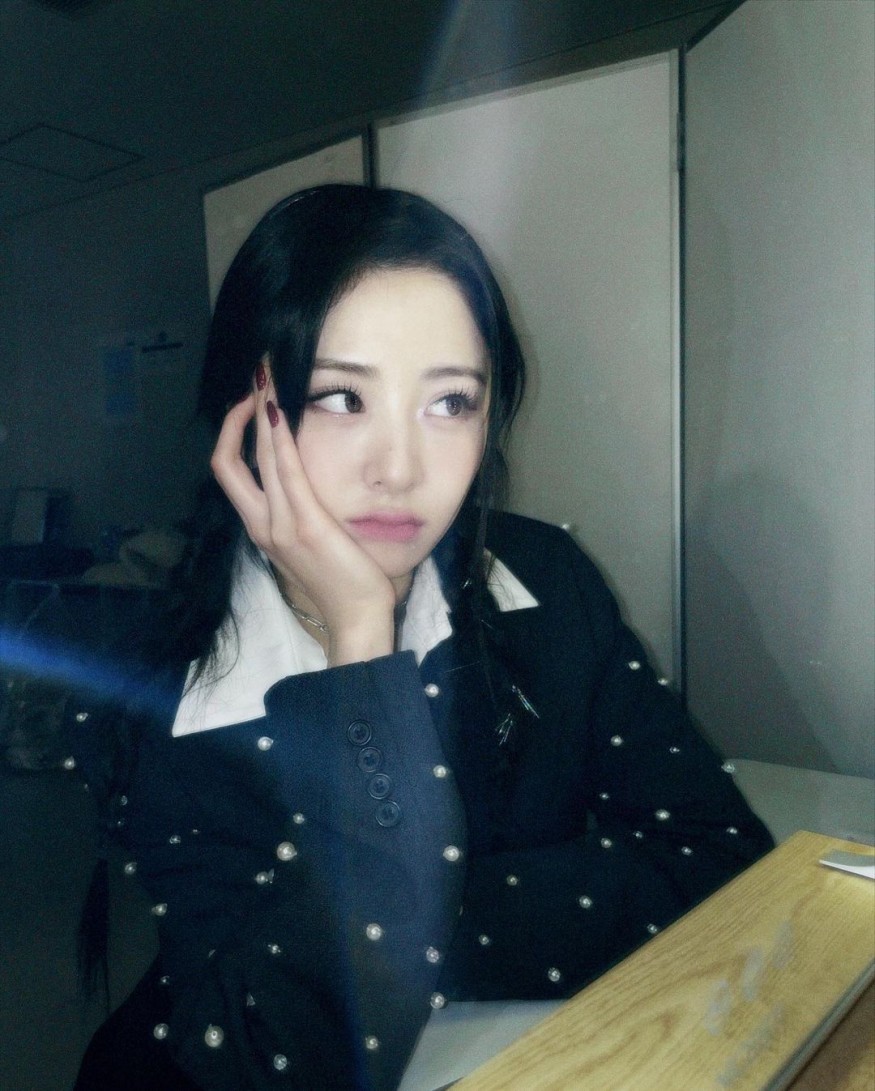 LE SSERAFIM Huh Yun-jin, suitable for cell phone background… Innocent beauty full of screen