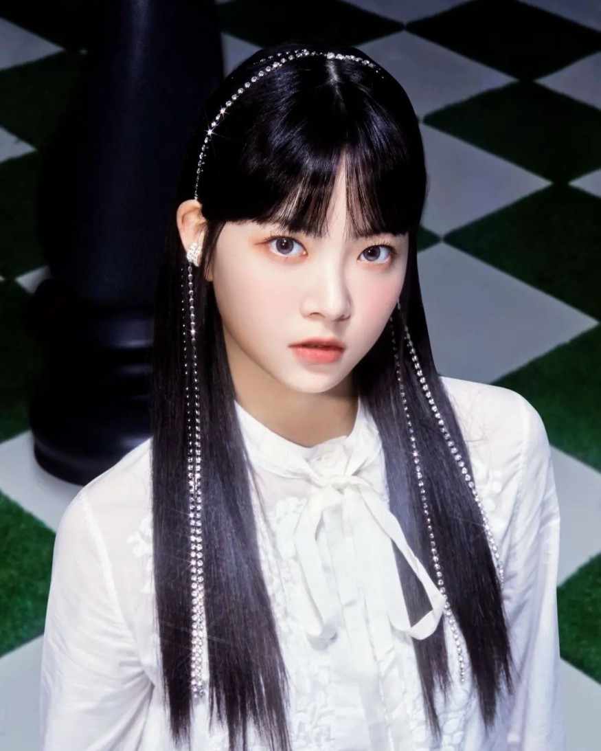 Hong Eun-chae, wearing glasses and looking like a fairy