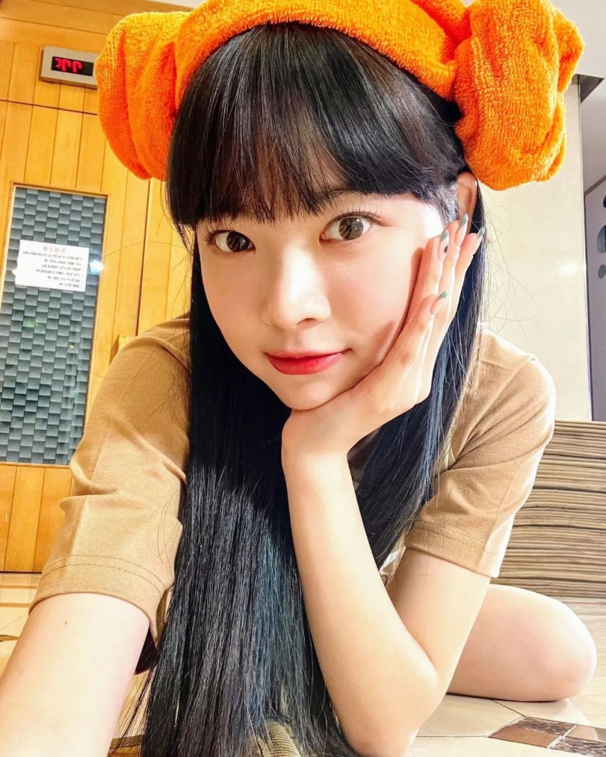Hong Eun-chae, wearing glasses and looking like a fairy